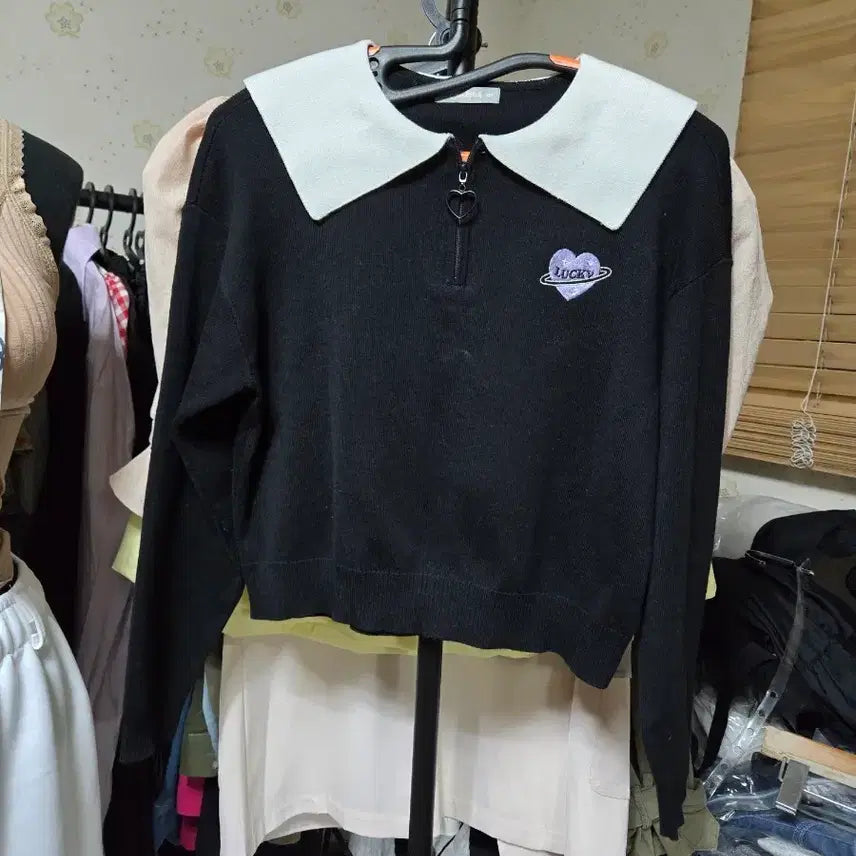 [BUNJANG] Black Sailor Collar Knit Lucky Embroidery Crop Top / 블랙 세일러 카라 니트 Lucky 자수 크롭 기장