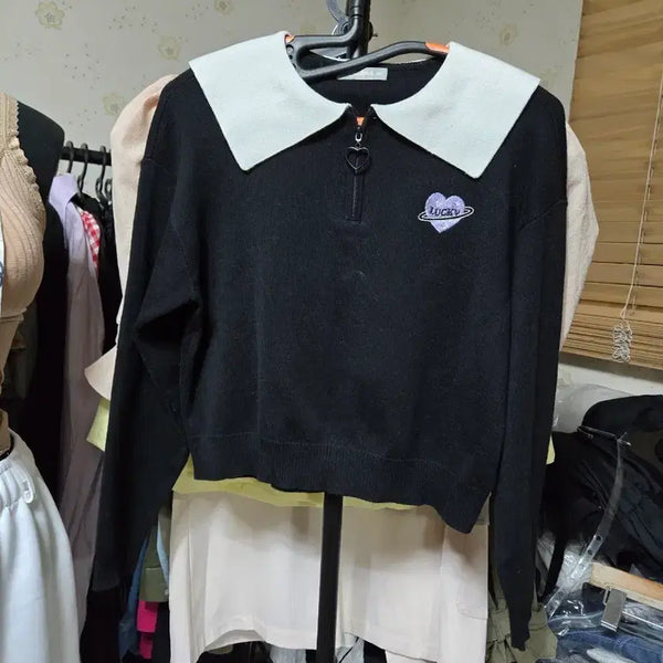 [BUNJANG] Black Sailor Collar Knit Lucky Embroidery Crop Top / 블랙 세일러 카라 니트 Lucky 자수 크롭 기장