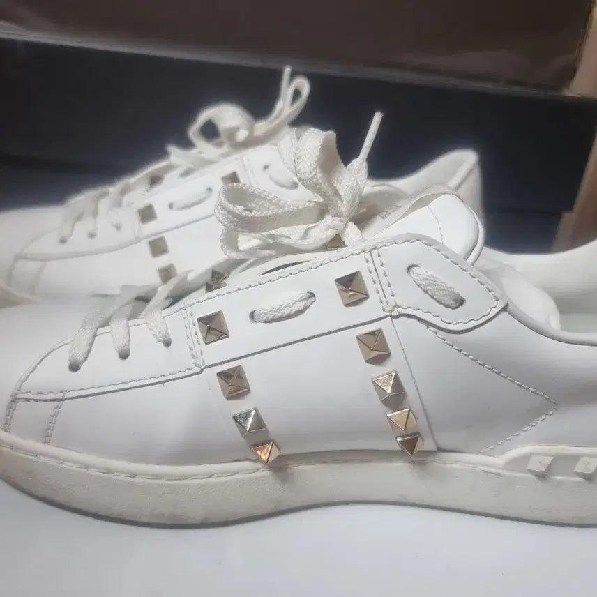 [BUNJANG] Valentino Rockstud Sneakers White Size 39 / 발렌티노 락스터드 스니커즈 화이트 39