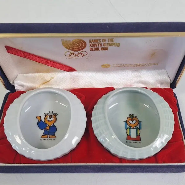 [BUNJANG] 1988 Seoul Olympics Hodori & Hosuni Celadon Porcelain Souvenir Set / 근대사 수집 자료 88서울올림픽 도자기 기념품 호돌이 호순이 스타디움