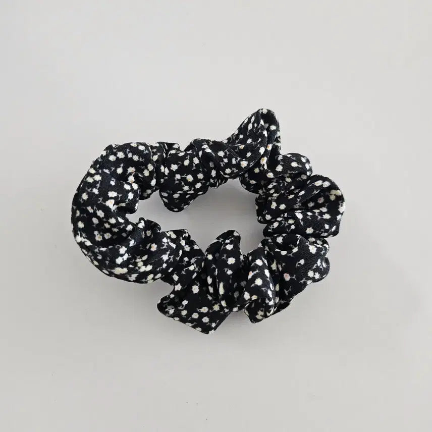 [BUNJANG] Mini Floral Black Scrunchie Hair Tie / (새상품) 미니 꽃무늬 블랙 곱창밴드 스크런치