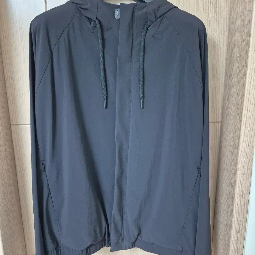 [BUNJANG] JILLSTUART NEW YORK 24SS TECH LINE Black Hoodie Short Jumper / [L]질스튜어트뉴욕 24ss [TECH LINE] 블랙 후디 숏 점퍼
