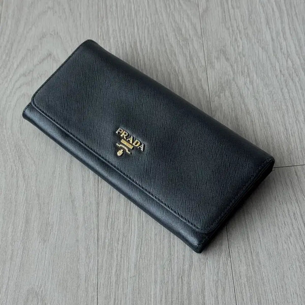 [BUNJANG] Prada Black Saffiano Bi-Fold Wallet with Gold Logo / 프라다 블랙 사피아노 금장 로고 장지갑 (1M1132)