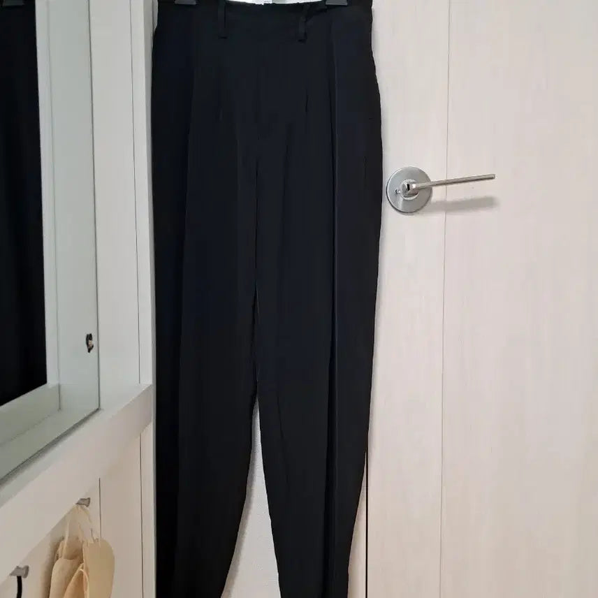 [BUNJANG] Uniqlo Black Pin Tuck Relaxed Fit Slacks / 오늘대폭할인)유니클로 찰랑 블랙 핀턱 슬랙스 바지