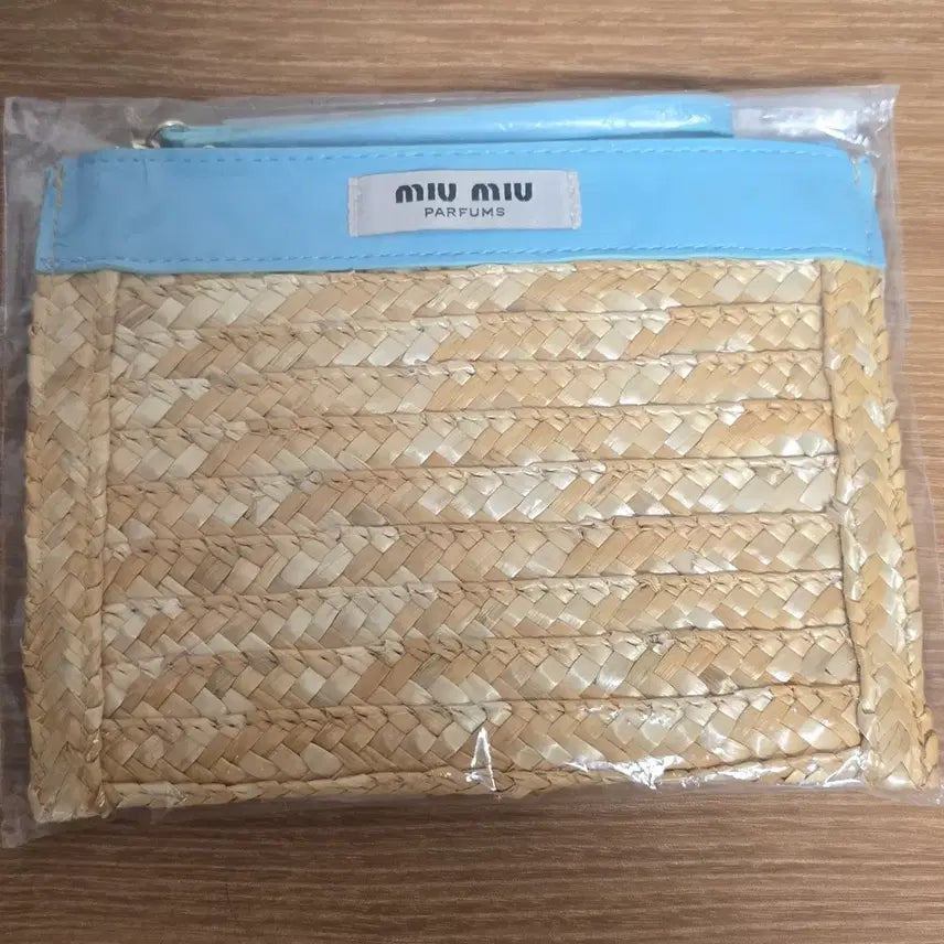 [BUNJANG] Miu Miu Raffia Pouch Sky Blue / 미우미우 라피아 파우치 하늘색 새상품