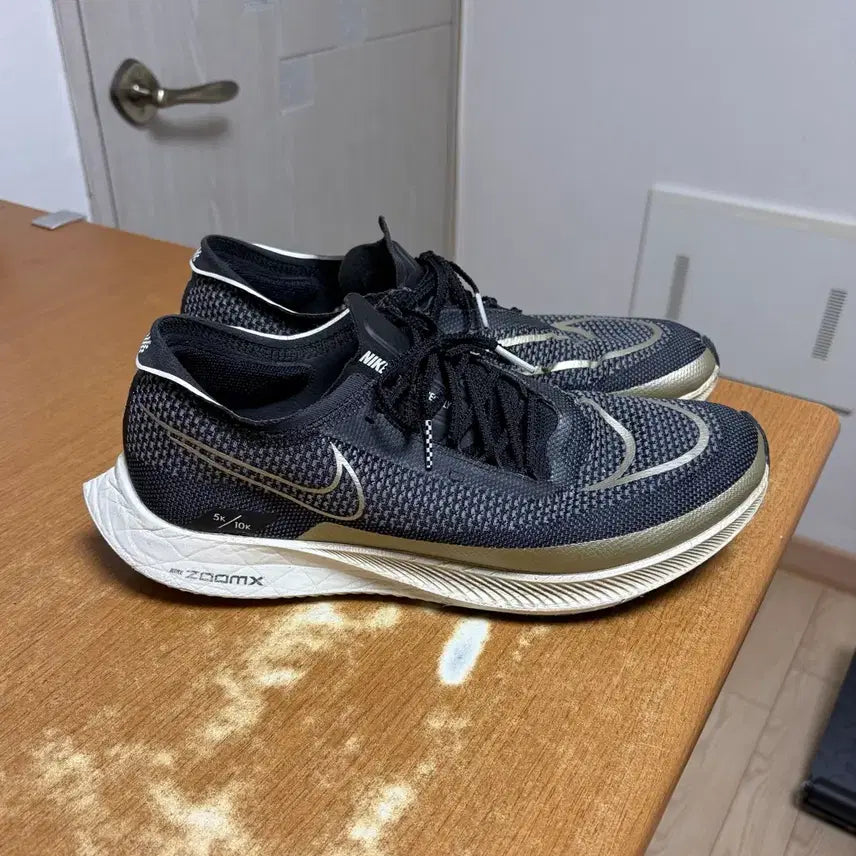 [BUNJANG] Nike Streakfly Running Shoes Black/Gold / 나이키 러닝화 스트릭플라이 285 블랙/골드