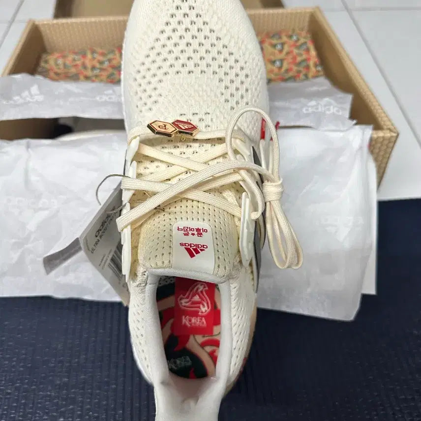 [BUNJANG] Adidas x Over The Pitch Ultraboost DNA Seoul Off White / 아디다스 x 오버더피치 울트라부스트 DNA 서울 오프 화이트