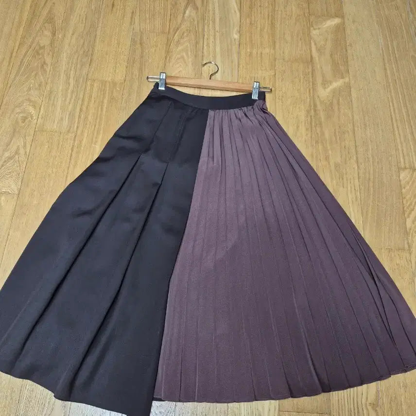 [BUNJANG] Maje Two-Tone Asymmetric Pleated Long Skirt / 마쥬 언발란스 플리츠 롱 스커트 투톤