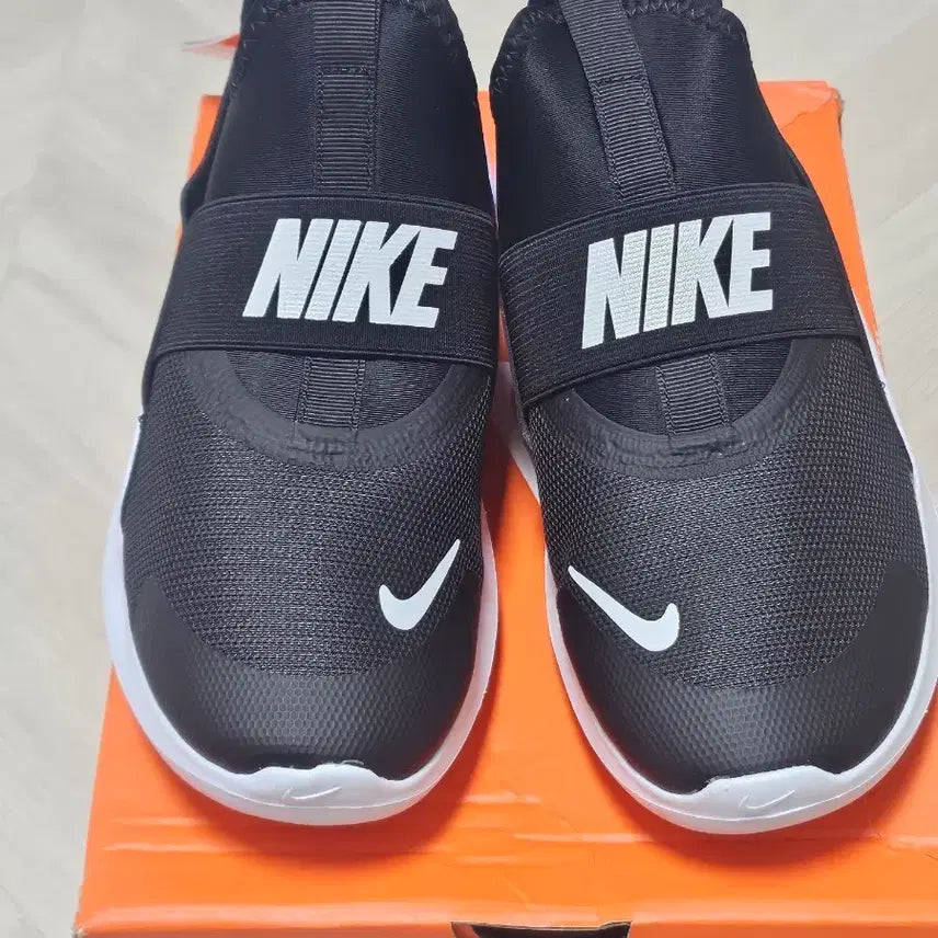 [BUNJANG] Nike Slip-On Sneakers - Black / 나이키 슬립온 블랙 운동화240