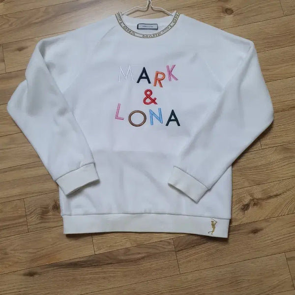 [BUNJANG] Mark &ロナ White Sweatshirt T-shirt Size 95 / 마크앤로나 화이트 맨투맨 티셔츠 95사이즈 (드라이완료)