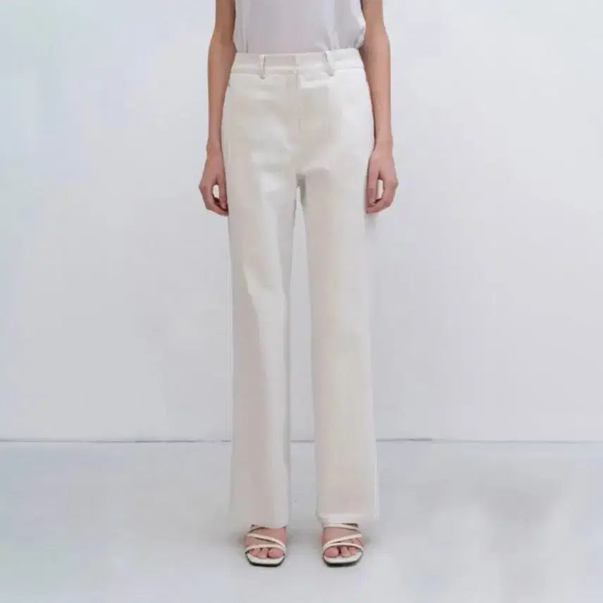 [BUNJANG] Ree Rivet Detail Straight Denim Pants Ivory / 리이 RE RHEE 리벳 디테일 스트레이트 데님 팬츠 아이보리
