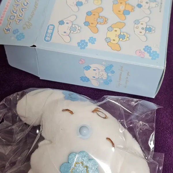 [BUNJANG] Sanrio Cinnamoroll Secret Mascot Brooch (Milk Water-Light Clover Version) / 미개봉 산리오 시나모롤 시크릿 마스코트 브로치 밀크 물빛클로버 인형뱃지