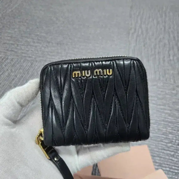 [BUNJANG] Miu Miu Matelassé Leather Zip Wallet / 미우미우 마테라쎄 블랙 지갑
