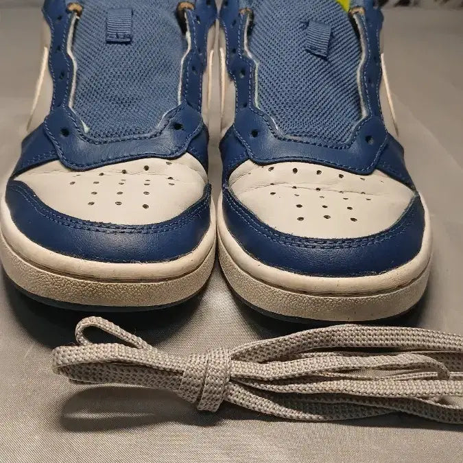[BUNJANG] Nike White & Blue Logo Sneakers / 나이키 스니커즈 225mm