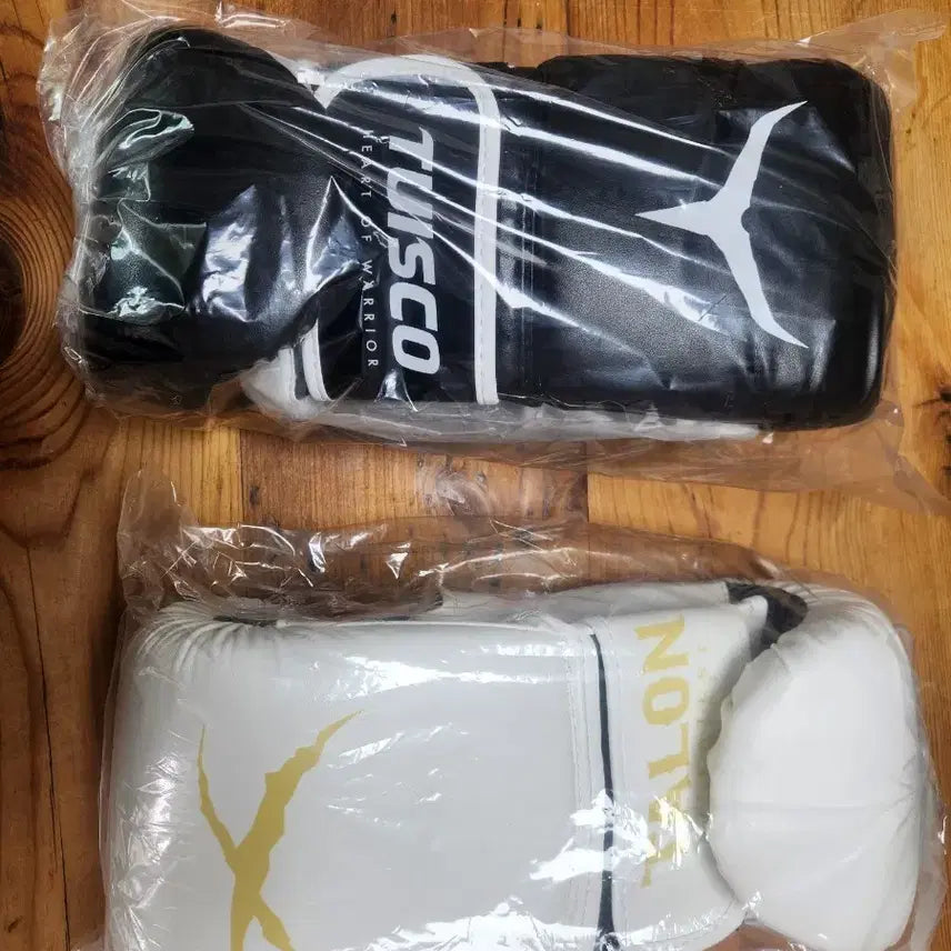 [BUNJANG] TUISCO Boxing Gloves Black/White Set (New) / TUISCO 복싱 글러브 블랙/화이트 세트 새제품