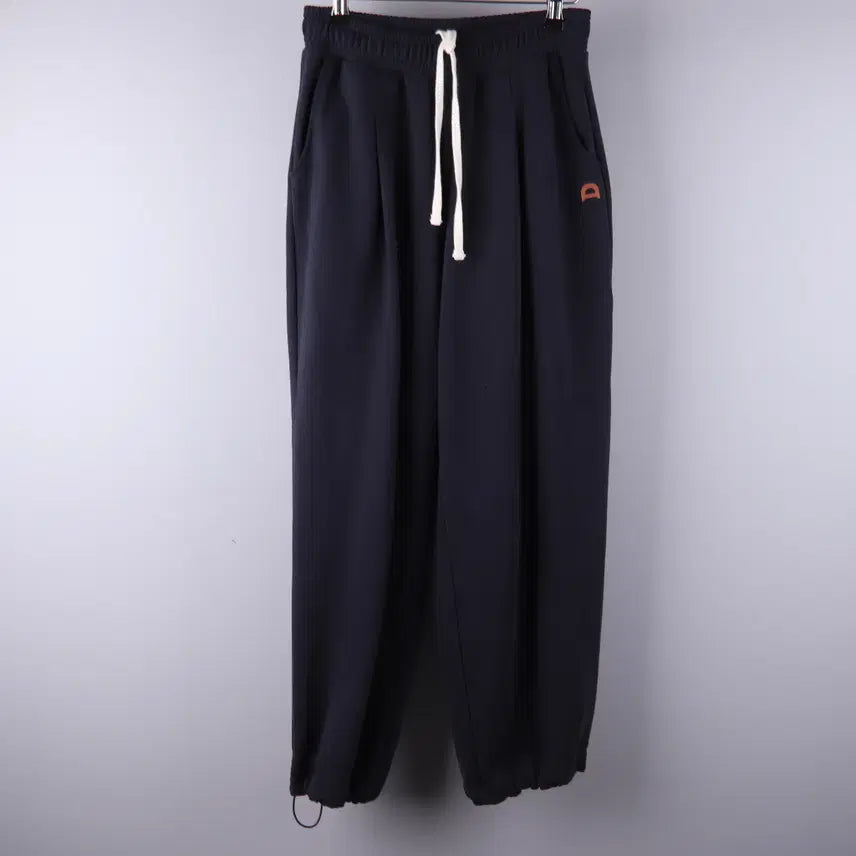 [BUNJANG] Dunst Unisex Leather Logo Wide Sweatpants Navy (XS) / 던스트 유니섹스 레더 로고 와이드 스웨트 팬츠 네이비 (XS)