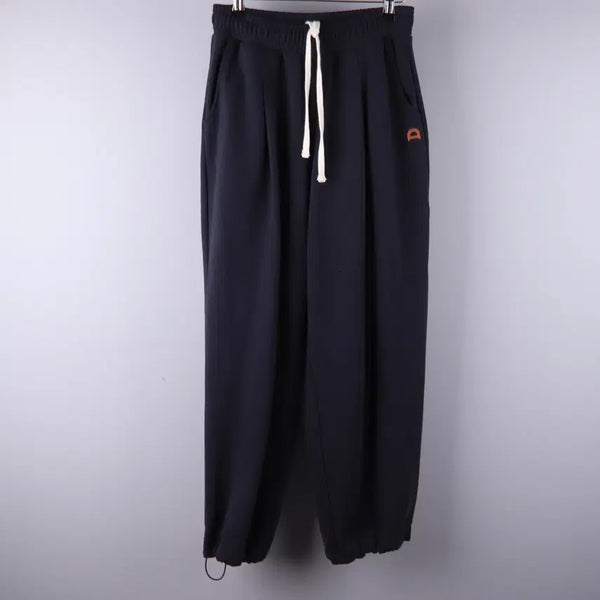 [BUNJANG] Dunst Unisex Leather Logo Wide Sweatpants Navy (XS) / 던스트 유니섹스 레더 로고 와이드 스웨트 팬츠 네이비 (XS)