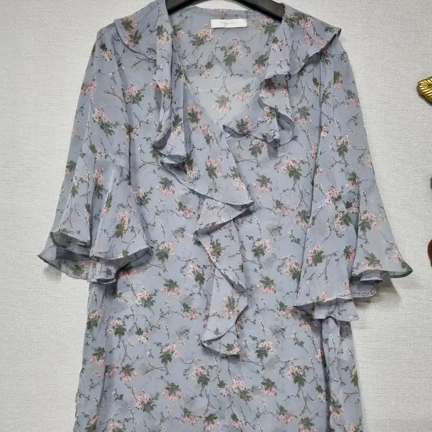 [BUNJANG] TIGGERLY Flower Ruffle Blouse Sky Blue / TIGGERLY 플라워 러플 블라우스 하늘색