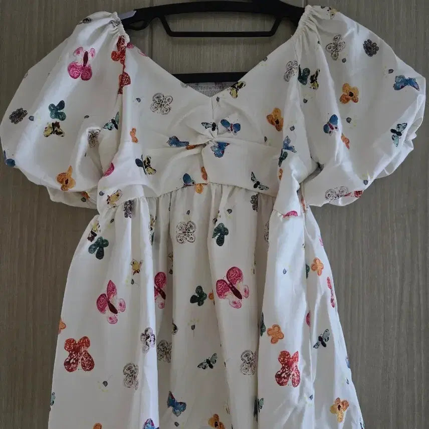 [BUNJANG] Butterfly Pattern Blouse / 블라우스