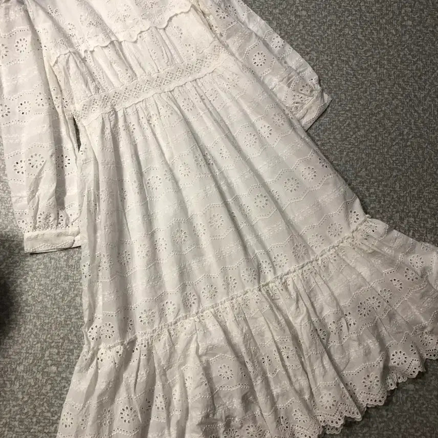[BUNJANG] Byflow Punching Lace Dress Eyelet Balloon Puff Princess Style / 바이플로우 펀칭 레이스 원피스 아일렛 벌룬 퍼프 공주풍