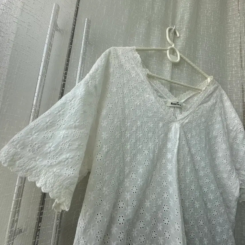 [BUNJANG] White Punching Lace V-Neck Blouse / 화이트 펀칭레이스 브이넥 블라우스 예뻐요