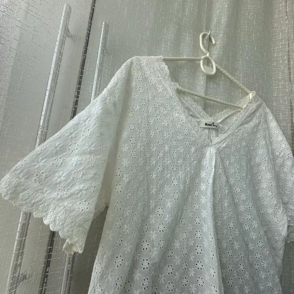 [BUNJANG] White Punching Lace V-Neck Blouse / 화이트 펀칭레이스 브이넥 블라우스 예뻐요