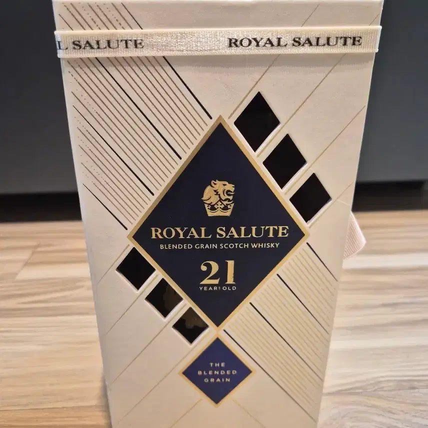 [BUNJANG] Royal Salute 21 Year Old Blended Grain Whisky Empty Bottle / 로얄살루트 21년산 블렌디드 그레인 위스키 공병입니다