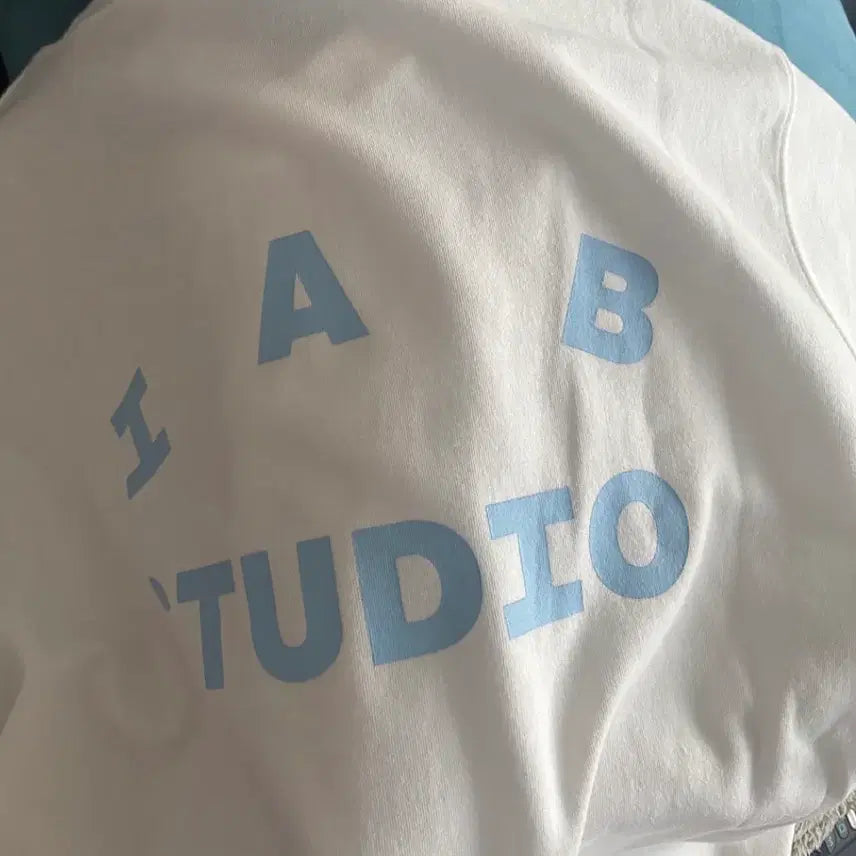 [BUNJANG] IAB STUDIO Logo Print T-Shirt White Sky Blue / 아이앱 스튜디오 티셔츠 화이트 스카이 블루