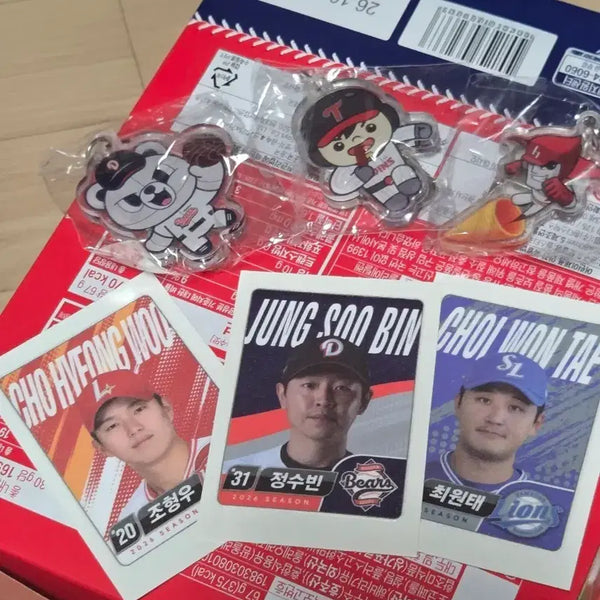 [BUNJANG] Lotte Giants Merchandise Bundle: Keyring and Stickers / kbo 롯데 제과 키링및 띠부실 교환 (롯데만)