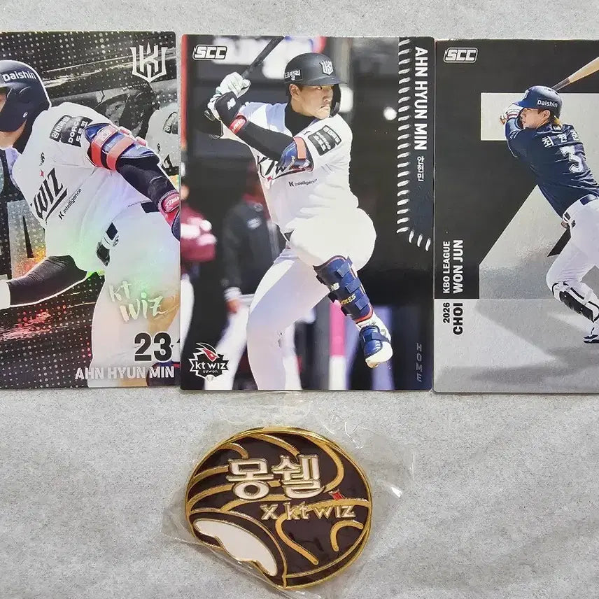 [BUNJANG] KT Wiz Ahn Hyun-min & Choi Won-jun Player Card Bundle Set with Moncher Badge / 일괄판매)KT위즈 안현민 최원준 선수카드 + 몽쉘 뱃지