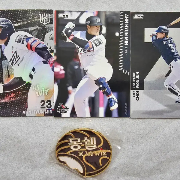[BUNJANG] KT Wiz Ahn Hyun-min & Choi Won-jun Player Card Bundle Set with Moncher Badge / 일괄판매)KT위즈 안현민 최원준 선수카드 + 몽쉘 뱃지