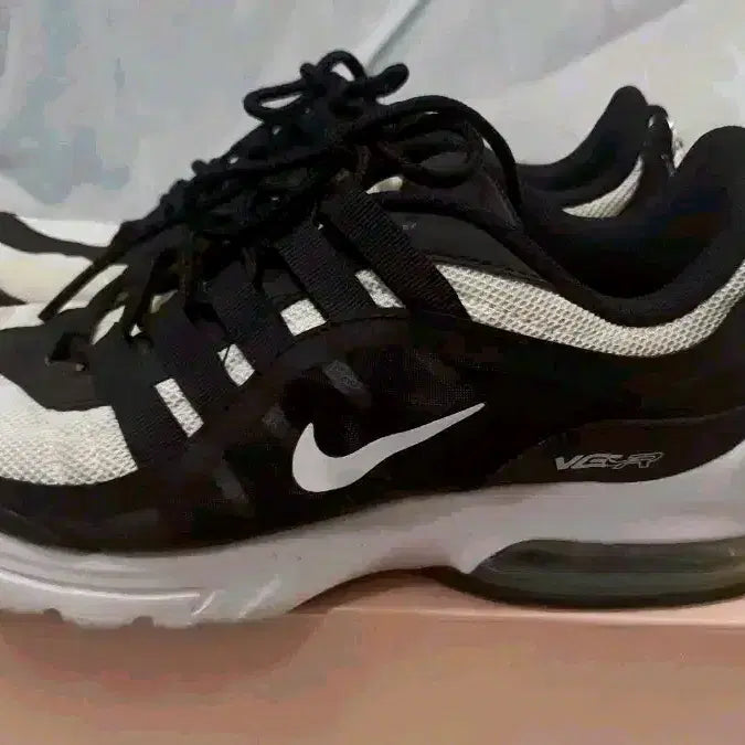 [BUNJANG] Nike Air VaporMax Black/White Sneakers (Size 245) / 나이키 에어 베이퍼맥스 블랙/화이트 운동화 245