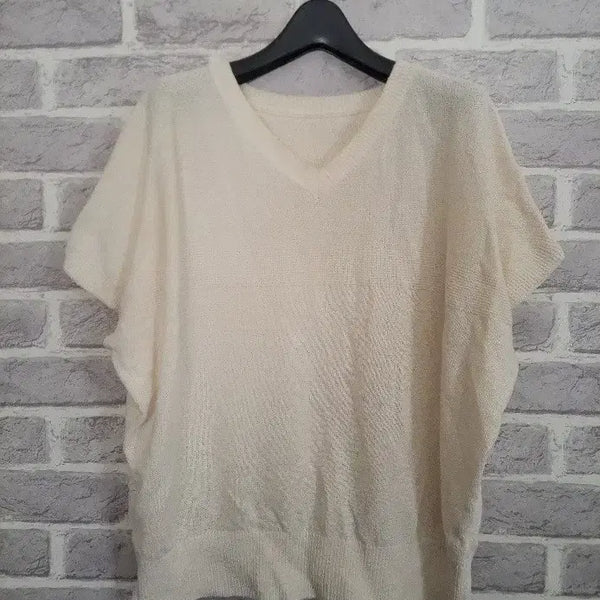 [BUNJANG] Ivory V-Neck Short Sleeve Knit Top / 아이보리 브이넥 반팔 니트 77/알뜰한여우