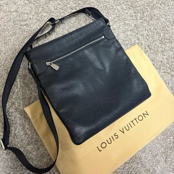[BUNJANG] Louis Vuitton Taiga Sasha Crossbody Bag / 루이비통 타이가 크로스백