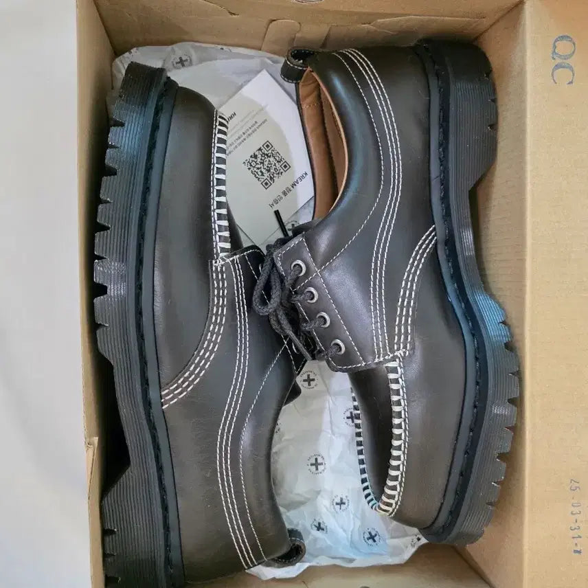 [BUNJANG] Dr. Martens Lowell Orleans Leather Moc Toe Shoes Olive / 닥터마틴 로웰 오를레앙 레더 목 토 슈즈 DMS 올리브