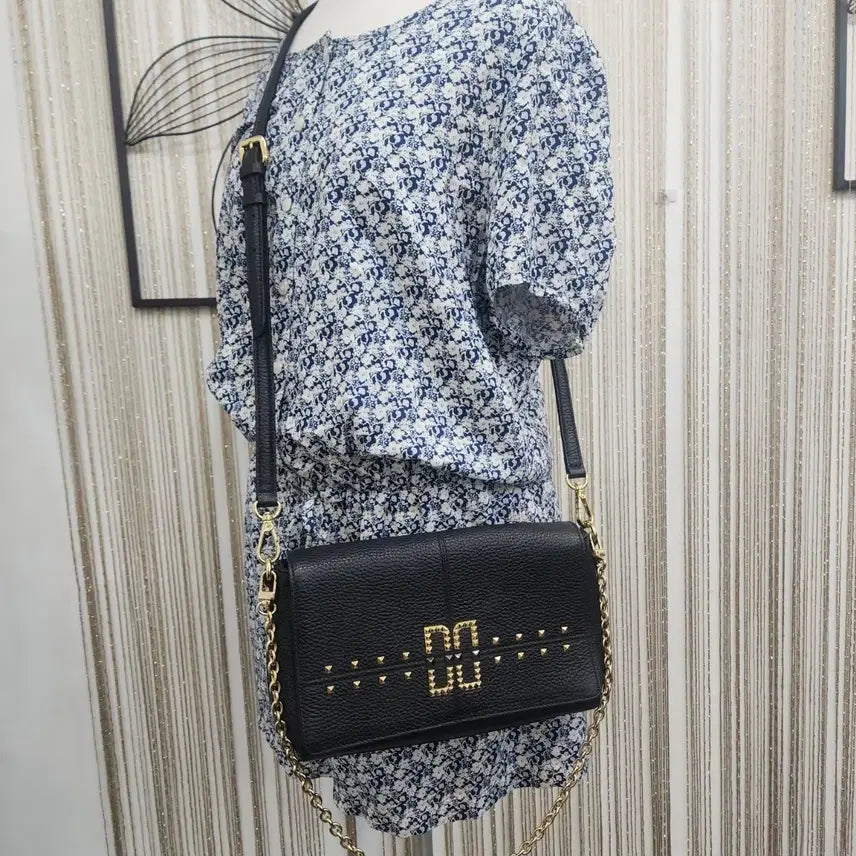 [BUNJANG] Daks Black Studded Chain Crossbody Bag / Shoulder Bag / 닥스    블랙 스터드 장식 체인 크로스백/ 숄더백