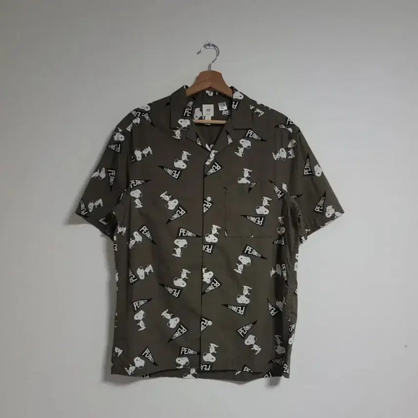 [BUNJANG] H&M Snoopy Collaboration Short-Sleeve Shirt Khaki / (S) H&M 에이치엔엠 스누피 반팔 셔츠 남방 카키