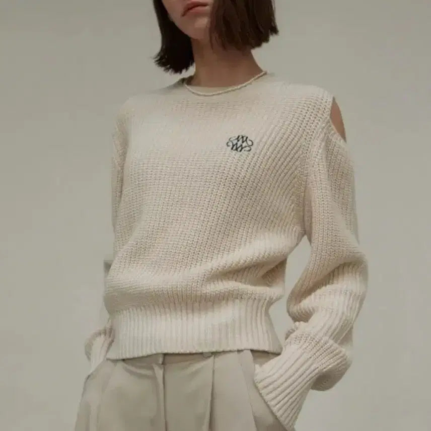[BUNJANG] NICK&NICOLE Signature Cut-Out Crewneck Knit (Ivory) / 닉앤니콜 시그니처 컷아웃 크루넥 니트 (아이보리) 배송비포함