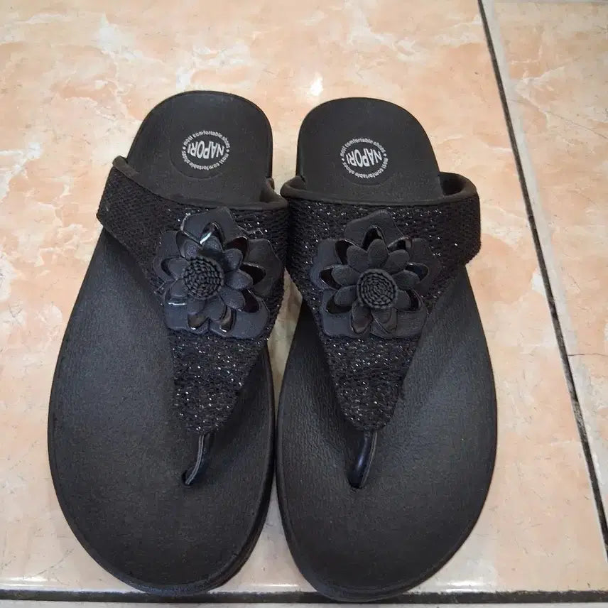 [BUNJANG] Flower Embellished Flip-Flop Sandals / 플라워 블랙 쪼리 슬리퍼(새상품)