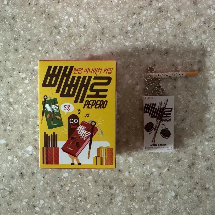[BUNJANG] Pepero Miniature Keychain (Nude, Crunchy, White Cookie) - New / [새상품] 빼빼로 랜덤 미니어쳐 키링 (누드, 크런키, 화이트 쿠키)