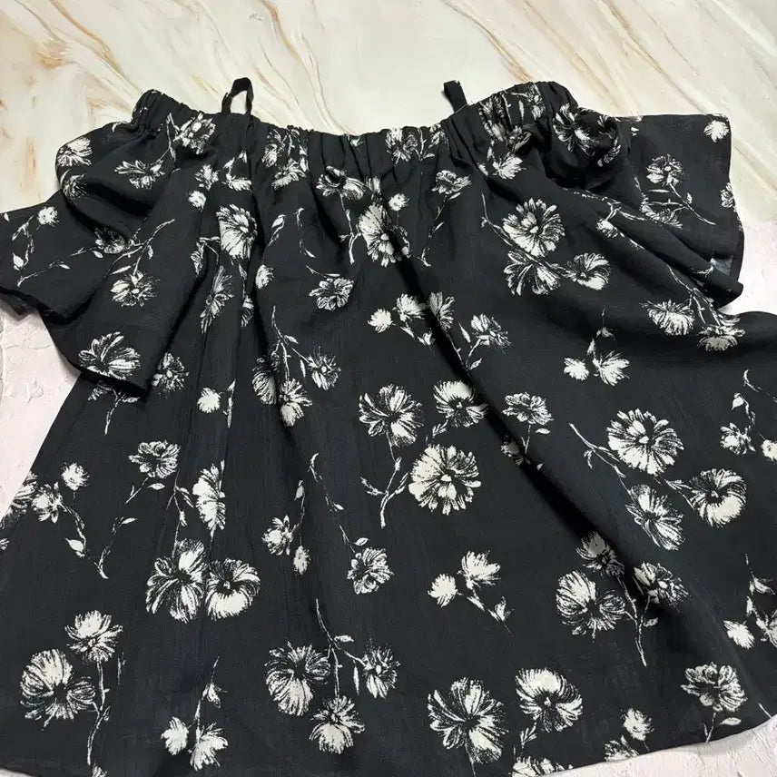 [BUNJANG] Black Flower Off-Shoulder Blouse / 블랙 플라워 오프숄더 블라우스