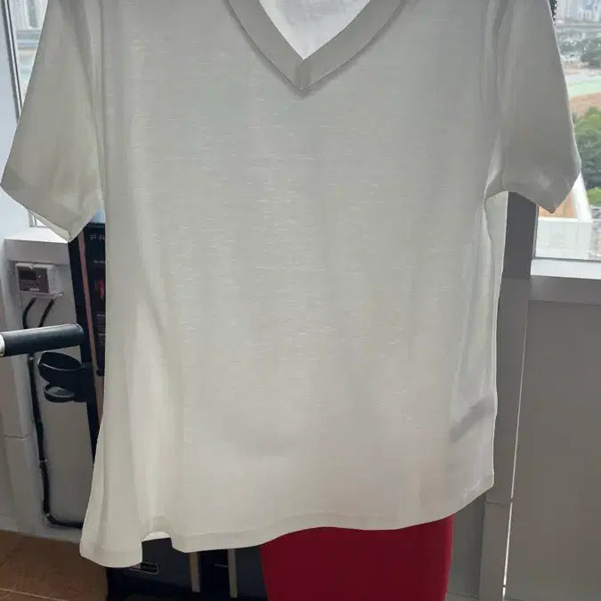 [BUNJANG] White V-Neck Short-Sleeve T-Shirt / 흰색 브이넥 반팔 티셔츠
