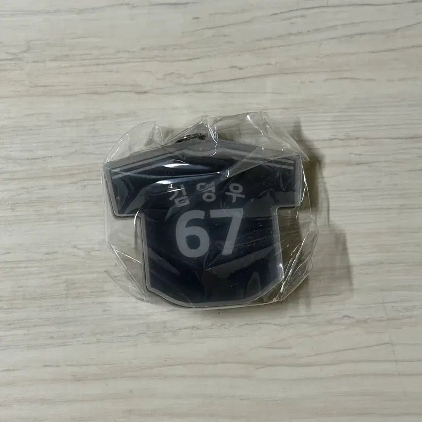 [BUNJANG] LG Twins Kim Young-woo Away Jersey Keychain (Sealed) / [미개봉 새상품] 엘지트윈스 김영우 원정 유니폼 키링