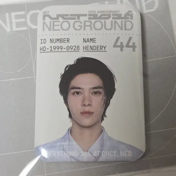 [BUNJANG] NCT POPUP Neo City : Japan Hendery Random Metal ID Badge / 엔시티 팝업 네오그라운드 뱃지 헨드리