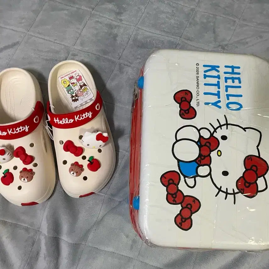 [BUNJANG] Hello Kitty Crocs Slippers and Ready Bag Bundle Set / [ 새상품 ] 오늘만 덤 추가 2종 일괄 헬로키티 크록스 슬리퍼 레디백