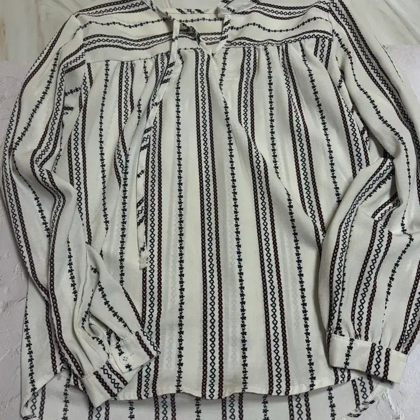 [BUNJANG] White Stripe Pattern Blouse / 화이트 스트라이프 패턴 블라우스