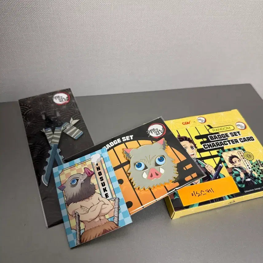 [BUNJANG] Demon Slayer Inosuke Nichirin Sword Keychain & Badge Set / [CGV] 귀멸의 칼날 이노스케 일륜도 키링 & 뱃지 세트로 판매합니다.