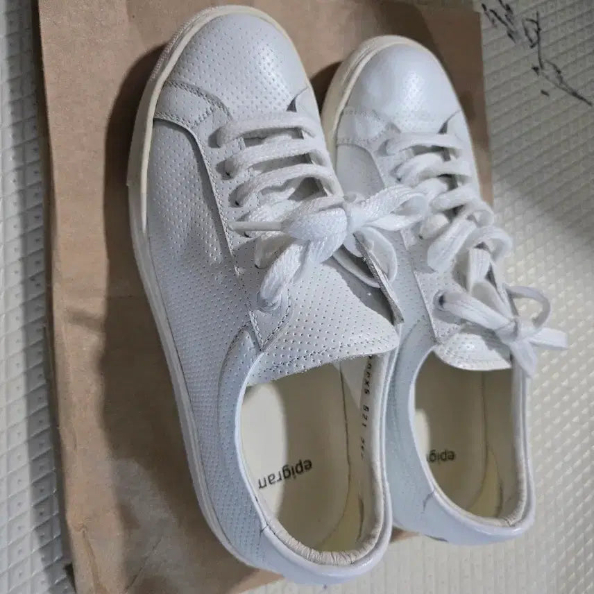 [BUNJANG] Epigram White Sneakers Size 250 / 에피그램 화이트 스니커즈 250 사이즈