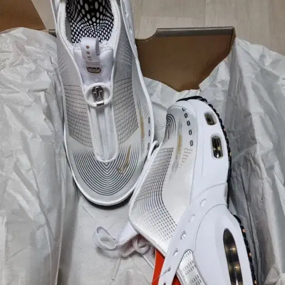 [BUNJANG] Nike Air Max Craze White & Metallic Gold Women's Sneakers / (W) 에어맥스 크레이즈 화이트 앤 메탈릭 골드(사이즈 230~250