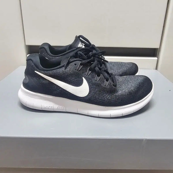 [BUNJANG] Nike Free Run Black/White Sneakers / 235나이키 프리 런 검흰 운동화  -1019